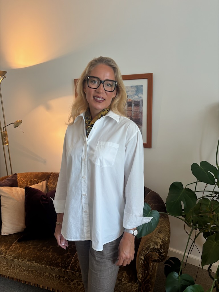 Monica Nystedt i sitt mottagningsrum i Vasa